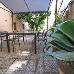 بيت ضيافة Light Garden تاورمينا