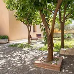 Light Garden بيت ضيافة تاورمينا