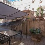 بيت ضيافة Light Garden تاورمينا