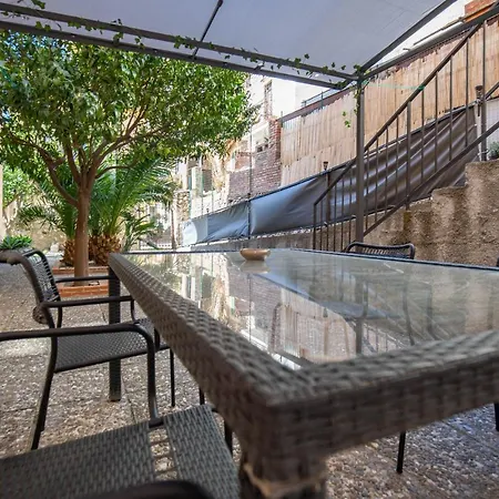 Light Garden 招待所 陶尔米纳